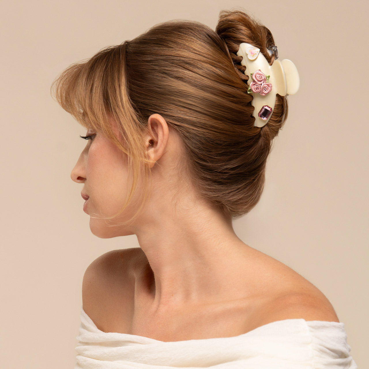 509136-KitschPop-Charms_CurvedClawClip-7pc-Set-Vintage-PearlizedCream-Model-3-1280x1280px-1.jpg