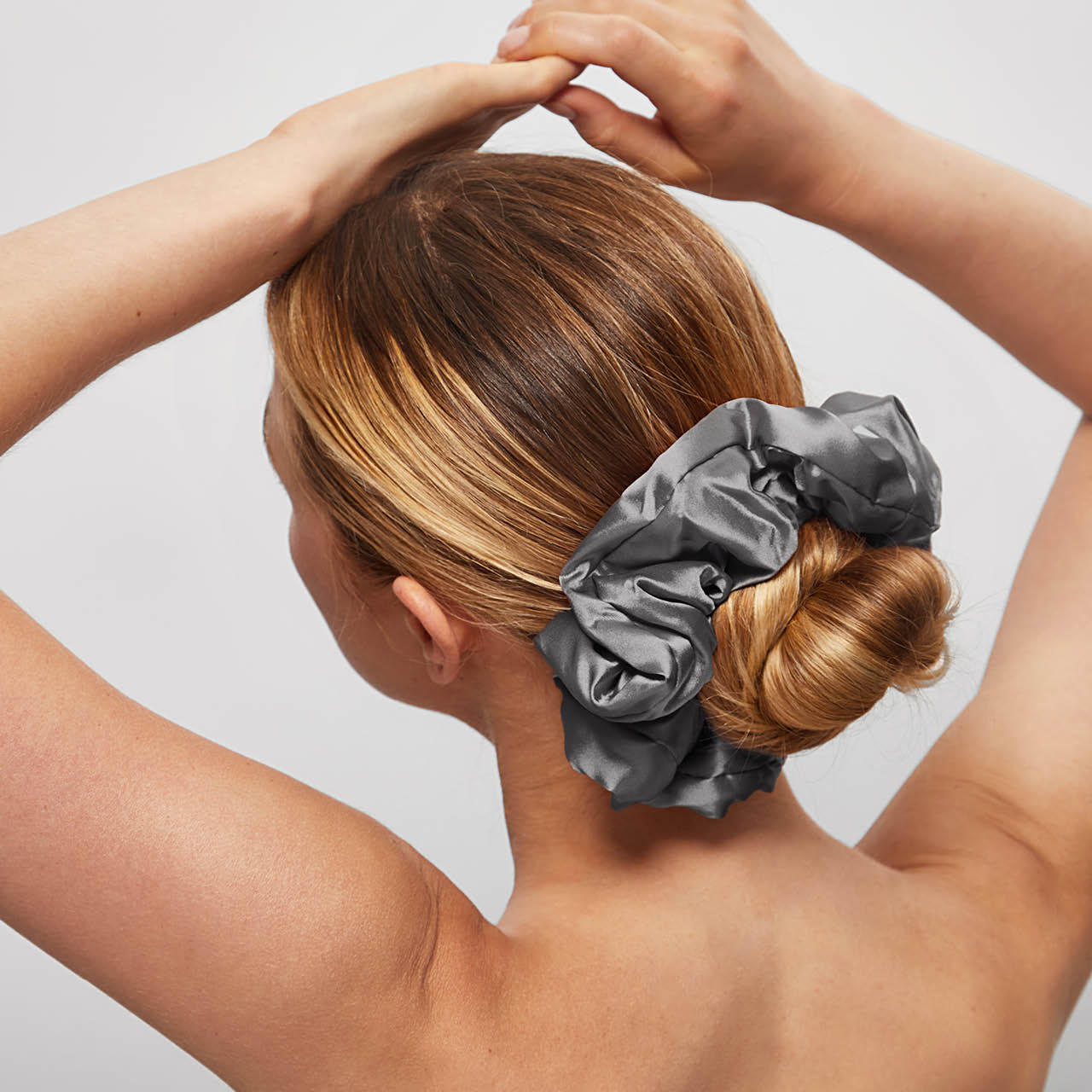 5670-SatinPillowScrunchies-Model-Sleep-Charcoal_Gold-4-1280x1280px.jpg
