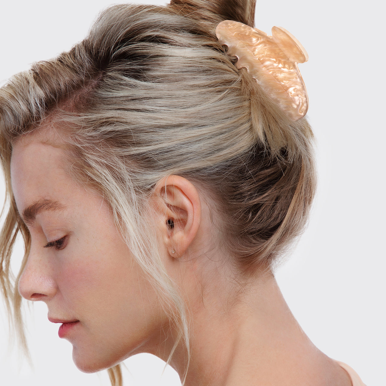 6295-EcoFriendlyMarbleClawClip-Model-Hair-Blonde-1280x1280px.jpg