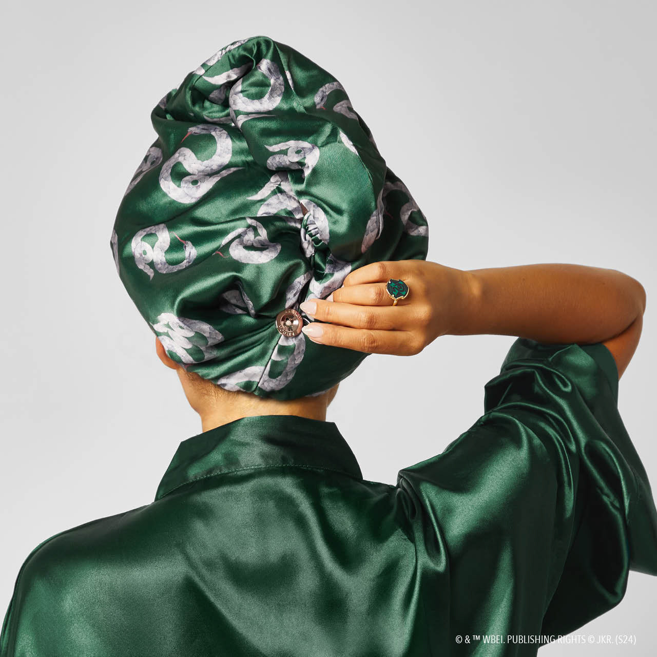 66741-HarryPotterxKitsch-SatinWrappedHairTowel-Slytherin-Model-4-1280x1280px.jpg