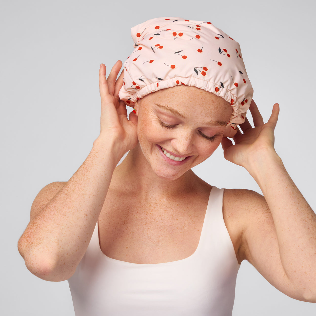 69957-Satin-LinedFlexiShowerCap-SeasonalCollection-CherryPrint-Model-1280x1280px-1.jpg