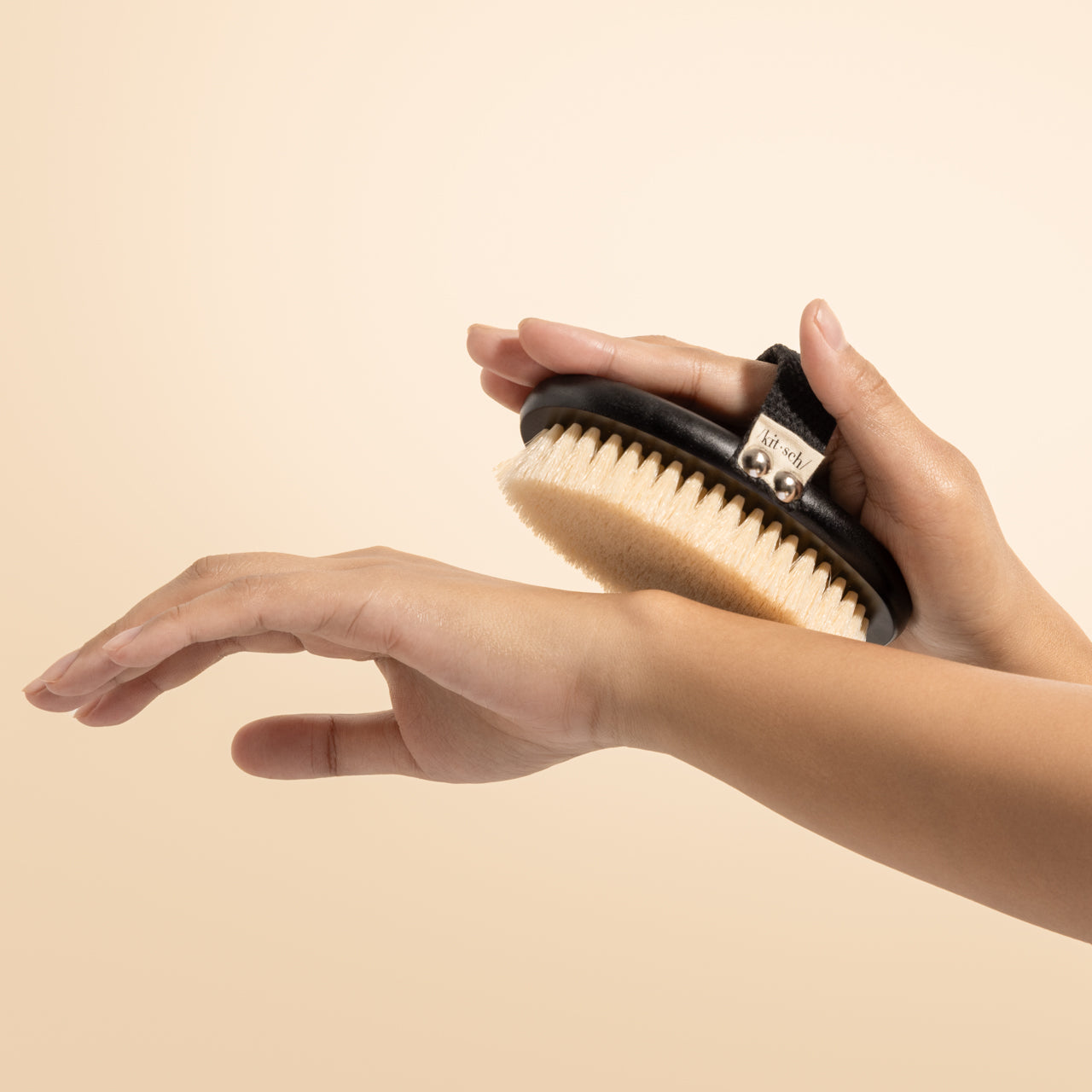8312-ExfoliatingBodyDryBrush-Model-Cleanse-3-1280x1280px-1.jpg